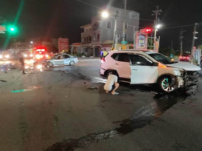 ２车车头严重毁损变形，零件粉碎四散。（读者提供／张毓翎台南传真）