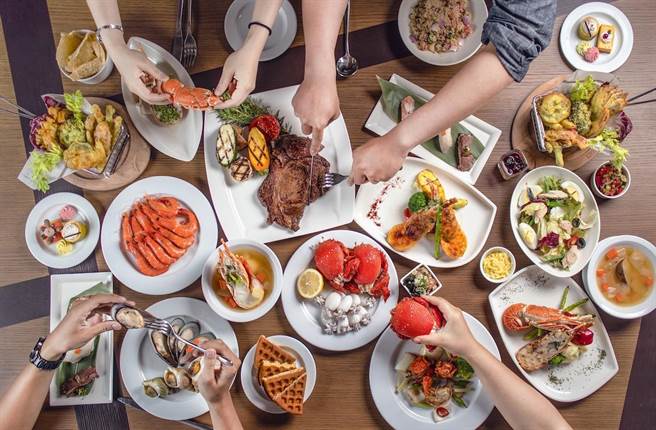 台南大皇冠假日酒店推出多樣化的中、西式尾牙；圖為自助餐廳「元素餐廳」料理。（台南大皇冠假日酒店提供）