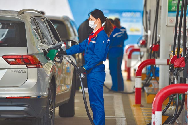 大陆CPI上扬，以汽、柴油等能源类产品价格上涨较多。图／新华社