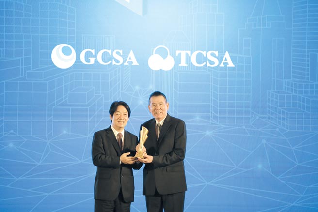2021年「全球企業永續獎GCSA」及「台灣企業永續獎TCSA」評比結果17日揭曉，華航囊括三大獎，由副總統賴清德（左）頒獎，華航董事長謝世謙（右）受獎。圖／公司提供