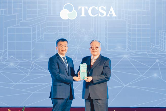 新光人寿荣获2021年TCSA台湾永续奖，由立法院副院长蔡其昌（左）颁奖，新光人寿董事长潘柏铮（右）代表领奖。图／新寿提供