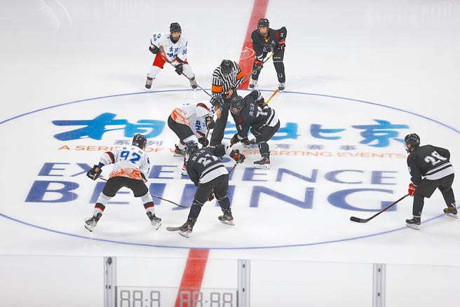 大陆男子冰球队在北京五棵松体育中心比赛，并测试场地。美国据称将宣布「外交」抵制北京冬奥。（中新社）