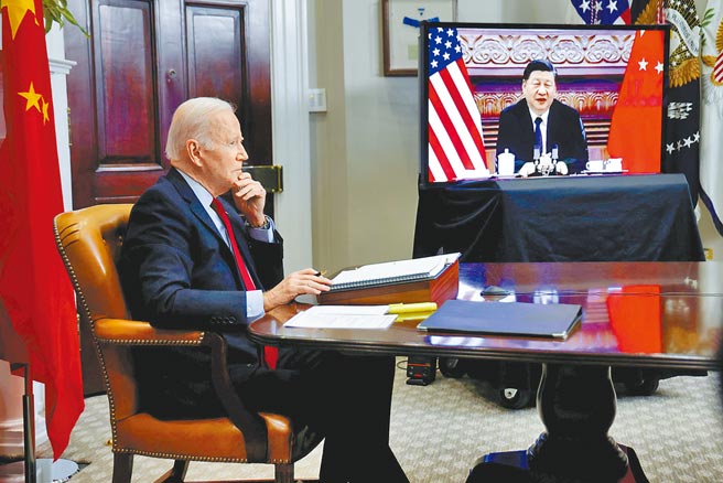 美國總統拜登（左）16日與中國國家主席習近平舉行視訊峰會。有學者指拜習會為拜登執政以來中美關係持續的尖銳和緊張帶來了一場「及時雨」，有助於替雙方緊繃的關係降溫。（路透）