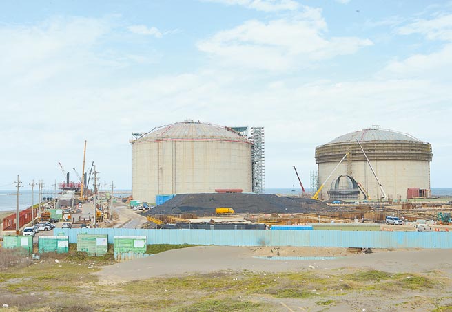 针对近日网路上散播天然气储槽爆炸的谣言，中油表示，国际上与第三座液化天然气接收站相同设计的储槽，从来没有发生过爆炸事故。图为桃园观音区观塘液化天然气接收站。（资料照）