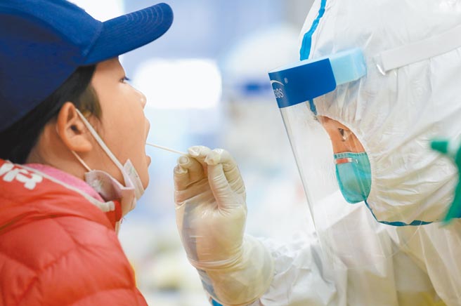 大陆本轮本土疫情逐渐控制，目前辽寧大连正开展第四轮全员核酸检测，医护人员17日为大连市玉华社区居民进行核酸检测採样。（新华社）