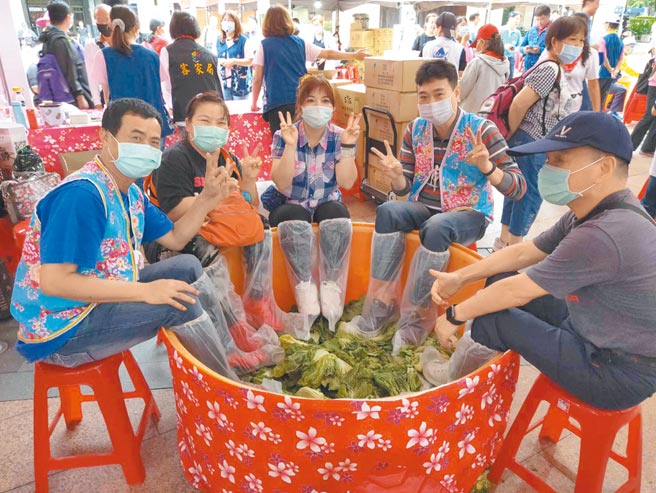 新北客家文化园区二期工程完工，不仅景观重新改造，还有许多DIY体验区，图为踩踏酸菜活动。（新北市客家局提供／叶德正新北传真）