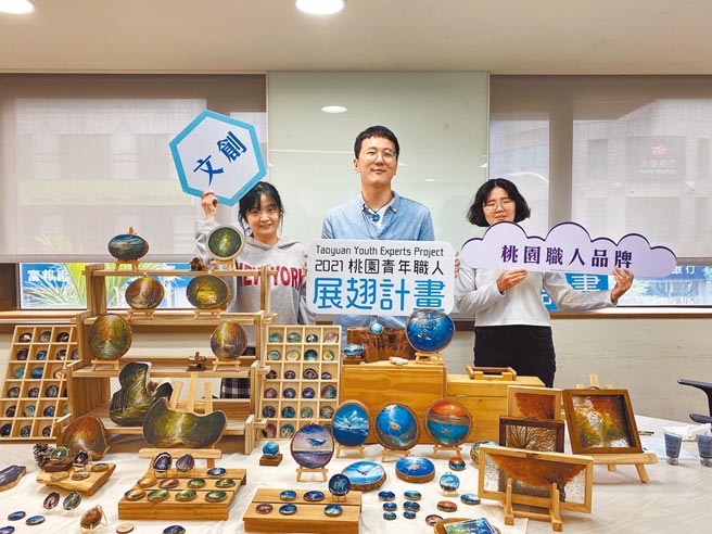 李韦翰（中）从工程师变成压克力画职人，在疫情期间受青年局辅导也提升数位教学能力。（吕筱蝉摄）