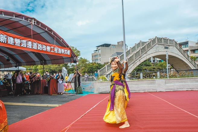 新竹县竹北市文田桥热闹举行通车典礼，一旁是拱型的儒林桥，视觉景观不太协调。（罗浚滨摄）