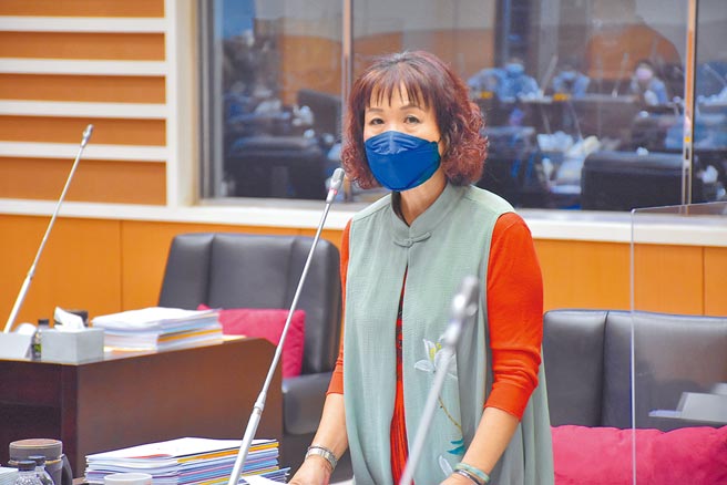 苗栗县议员廖秀红质疑中央农委会的新厨余禁令，就是恶意逼退小猪农。（谢明俊摄）