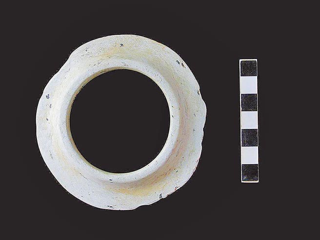 南投县埔里镇覆鼎金遗址，挖掘出一个「喇叭型玉环」目前全台数量不到9个，由于同样物件在卑南考古遗址指定为国宝，后续将提送古物审议会审议。（南投县文化局提供/黄国峰南投传真）