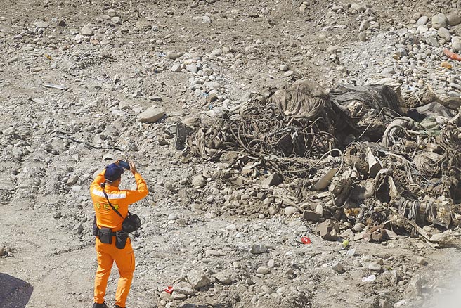 台東富岡漁港外環道路東56線日前舉行通車典禮，遭民眾檢舉施工單位就地掩埋廢棄物，岸巡人員前往勘查。（蔡旻妤攝）