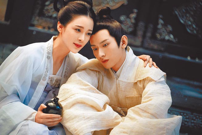 成毅（右）在《長安諾》飾演的蕭承煦與趙櫻子飾演的賀蘭茗玉相愛卻不能在一起。（中天娛樂台提供）