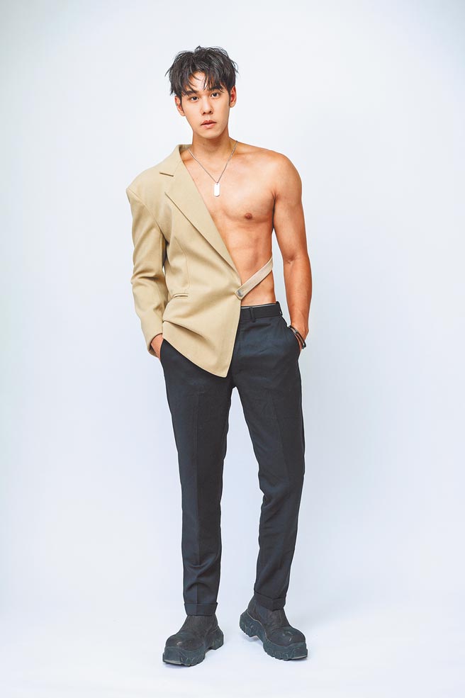 周予天將推出首張創作專輯，日前拍攝帥照，大秀好身材。（星空飛騰提供）