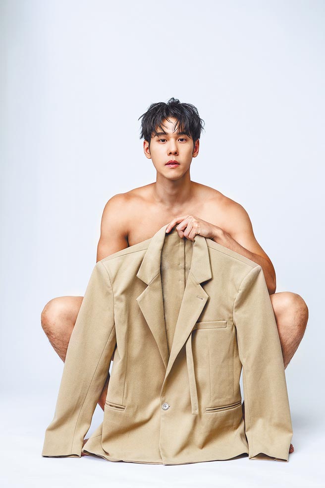 周予天拿著西裝外套遮擋身材，引人遐思。（星空飛騰提供）