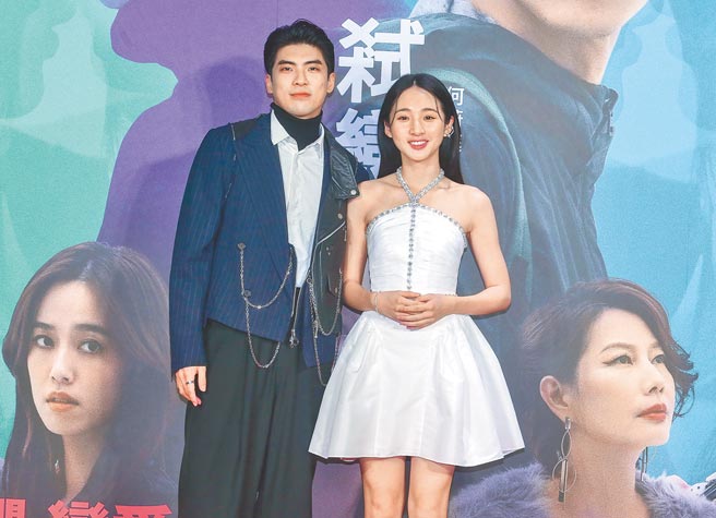 李沐（右）昨出席《青春弒恋》首映会，甜曝男友大讚她和林哲熹在片中「有相爱的感觉」。（粘耿豪摄）