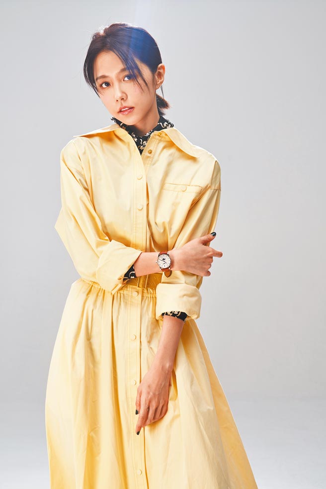 邵雨薇在圈内以孝顺出了名，高中时就打工分担家计，以前会觉得哀怨，但现在更能体会「施比受更有福」的意义，佩戴浪琴表Master巨擘系列月相女表，更添柔美女人味。（摄影／JOJ PHOTO‧服装提供／Tory Burch）