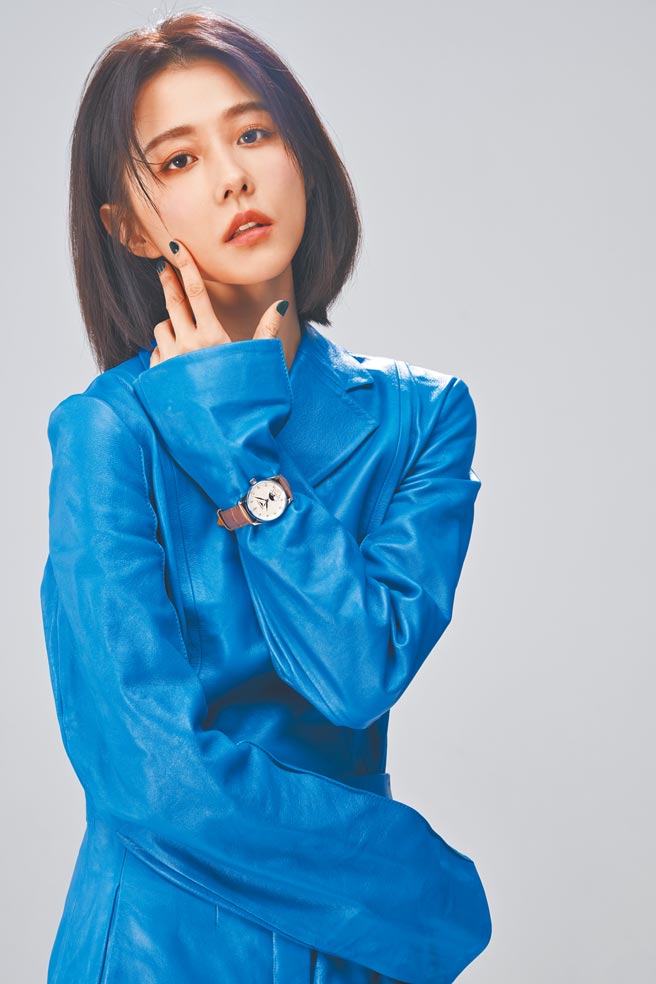 邵雨薇除了演戏，还身兼数位时尚杂志总编辑，以专业的时尚品味诠释浪琴表Master巨擘系列月相女表的内敛优雅之美。（摄影／JOJ PHOTO‧服装提供／Ferragamo）