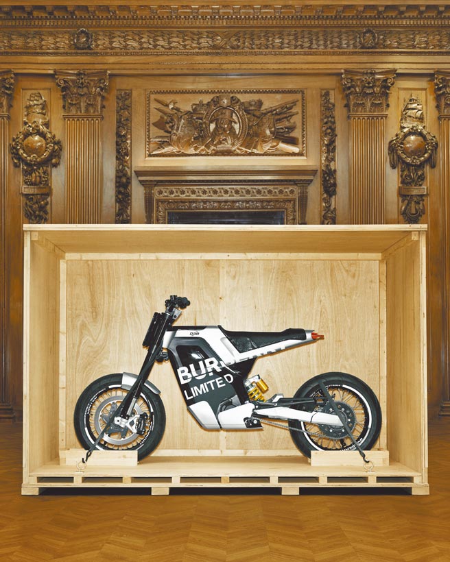 Burberry有一项B计画，几乎每个月会发表一件充满创意的艺术作品，11月带来超狂的电动机车。（Burberry提供）