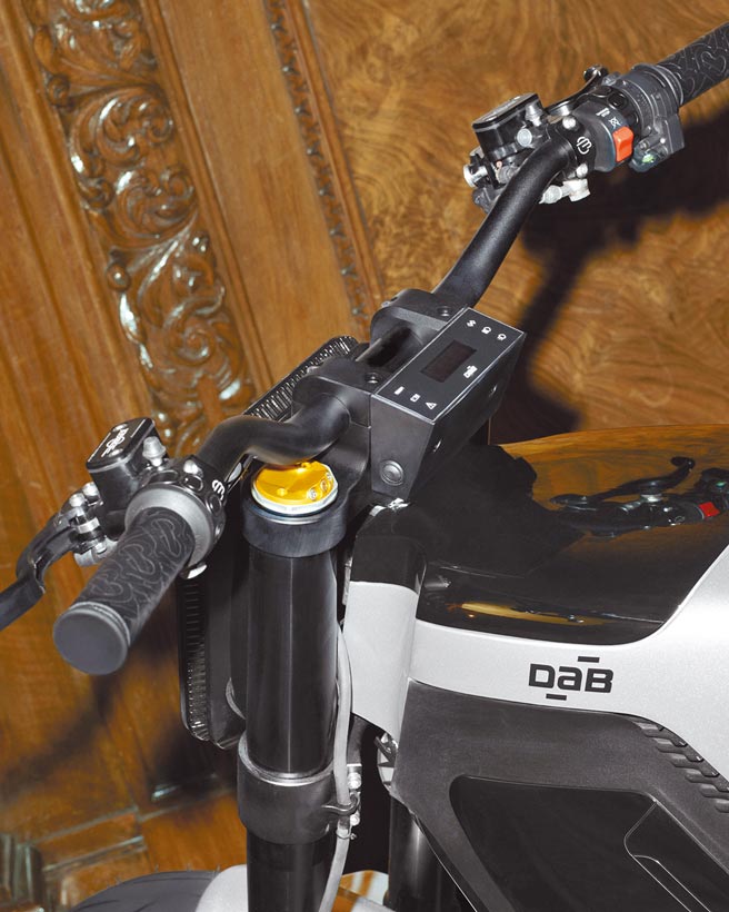 这款联名电动机车可供订制各种细节，充满美感。（Burberry提供）