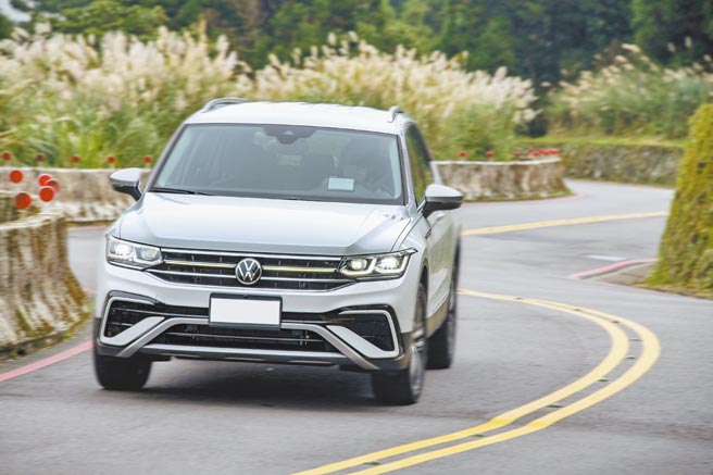 VW Tiguan Allspace全車系標配LEDMatrix矩陣式頭燈，可依據車外環境、車速、駕駛模式及轉向角度進行智慧變化。（陳大任攝）