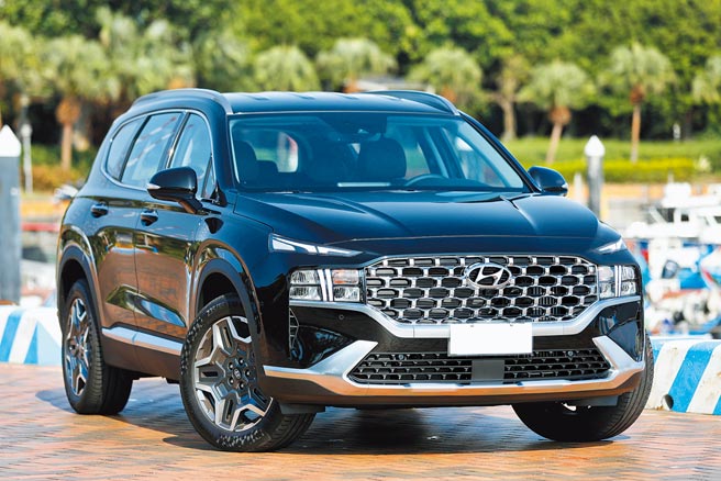 7月才新上市的HYUNDAI The New Santa Fe 2.2 CRDi柴油版接下近300台訂單，南陽實業10月再推出1.6 Turbo Hybrid版（見圖），售價139.9萬元起。（南陽實業提供）