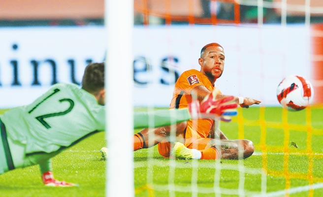 前锋德派（右）在补时阶段踢进保险球，帮助荷兰以2比0力克挪威，在缺席上届后重返世足殿堂。（路透）