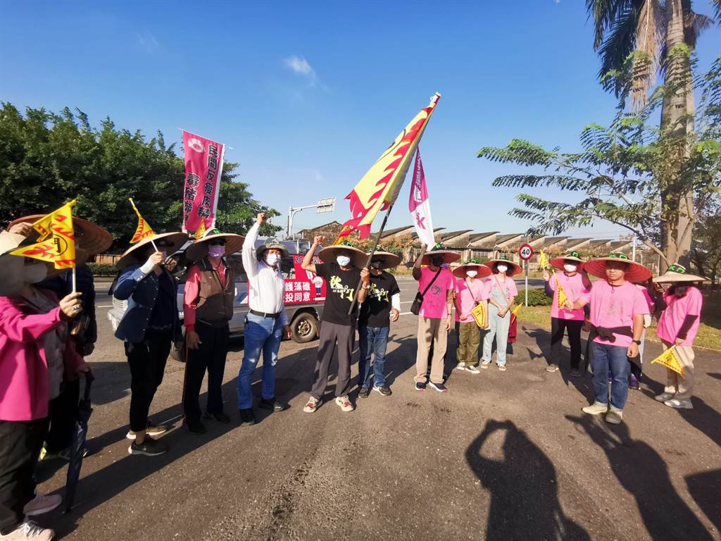 由民間團體發起的2021「秋鬥行腳」，19日早上8點集結於台南市官田區省道台1線旁隆田酒廠前，在高喊反獨裁、護民主、拚公投口號後出發。（劉秀芬攝）