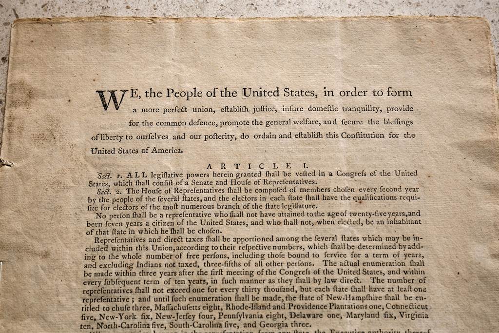 罕见的1787年美国宪法初版印刷本今天以4300万美元（约新台币12亿元）敲槌卖出。 图/路透社(photo:ChinaTimes)