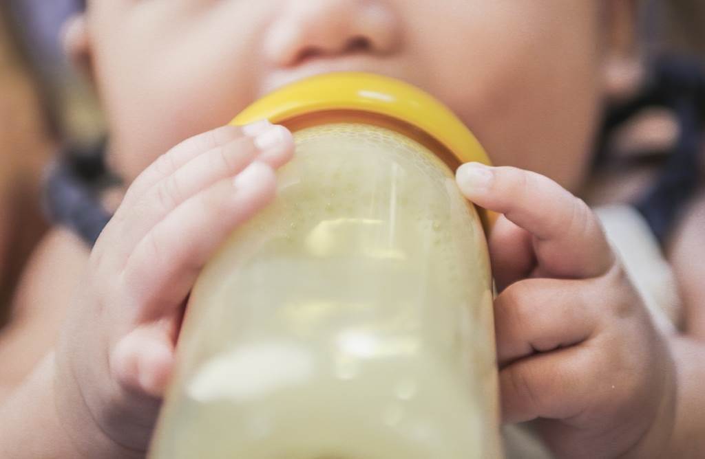 桃園市1名嬰兒日前送到某托嬰中心後，看到奶瓶就會哭。家長調閱監視器畫面，發現老師涉強灌奶，有次還沒餵食就將副食品倒掉。（示意圖／達志影像）