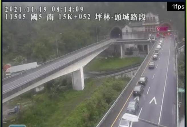 國5雪山隧道南向25.3公里今（19日）發生火燒車事故，目前南北雙向均封閉，車流堵塞嚴重，讓通勤上班族叫苦連天，目前警消已趕往現場搶救，並調查事故原因。(翻攝國道高速公路局即時監控系統)