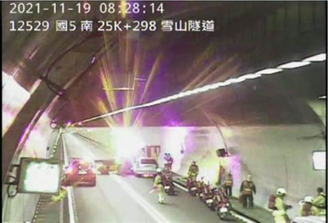 雪山隧道南向自小客火燒車，雙向封閉車流塞爆。(翻攝自國道1968即時路況)