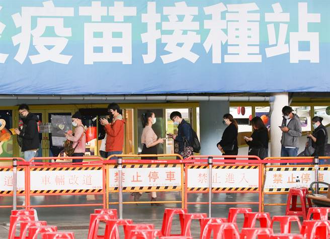 指揮中心增加開放9月25日(含)前已接種AZ第一劑之18歲以上民眾，第二劑混打BNT或莫德納疫苗。(示意圖/資料照/陳俊吉攝)