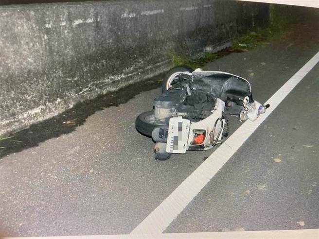 苗栗縣銅鑼鄉台13線及苗128線路口，19日發生死亡車禍，被撞機車毀損嚴重。（讀者提供／謝明俊苗栗傳真）