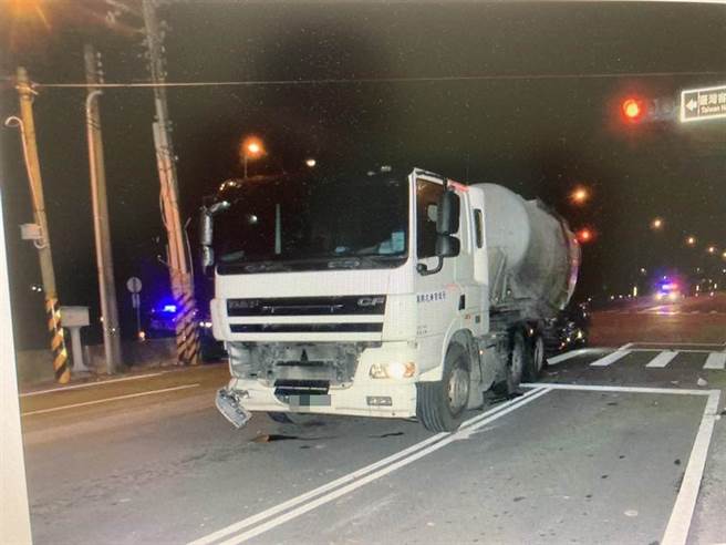 苗栗縣銅鑼鄉台13線及苗128線路口，19日發生死亡車禍，肇事的大型槽車。（讀者提供／謝明俊苗栗傳真）