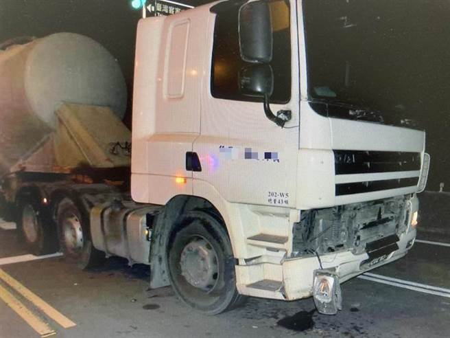 苗栗縣銅鑼鄉台13線及苗128線路口，19日發生死亡車禍，肇事的大型槽車。（讀者提供／謝明俊苗栗傳真）