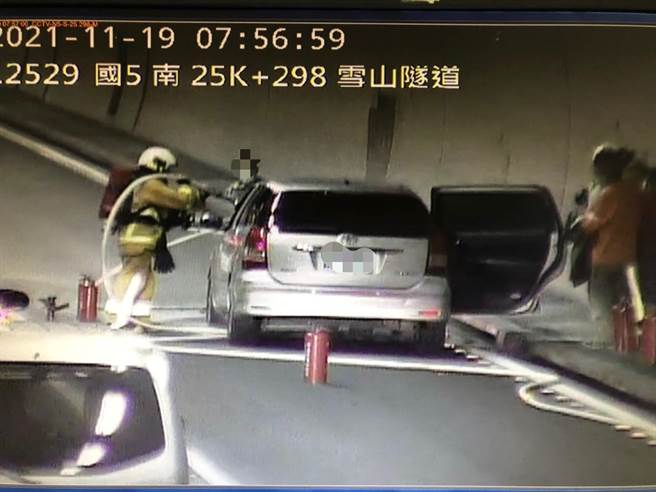 一輛自小客車在雪山南下車道內冒煙起火，所幸處置得宜，並無造成人員傷 亡。（國九隊提供／胡健森宜蘭傳真）