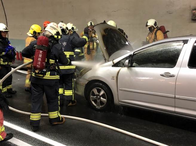 國5雪山隧道南向25.3公里今（19日）發生火燒車事故，目前南北雙向均封閉，車流堵塞嚴重，讓通勤上班族叫苦連天，警消趕往現場搶救，並調查事故原因。(戴志揚翻攝)