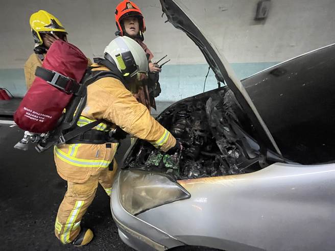 國5雪山隧道南向25.3公里今（19日）發生火燒車事故，目前南北雙向均封閉，車流堵塞嚴重，讓通勤上班族叫苦連天，警消趕往現場搶救，並調查事故原因。(戴志揚翻攝)