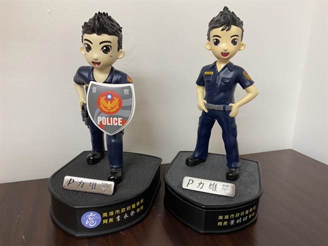 高雄市警局的「P力雄警」公仔悄悄换新装，左侧为旧版本的公仔，右侧为新改版的公仔，新公仔一出，让基层大玩「大家来找碴」，结果发现有8处特点不一样。（石秀华摄）