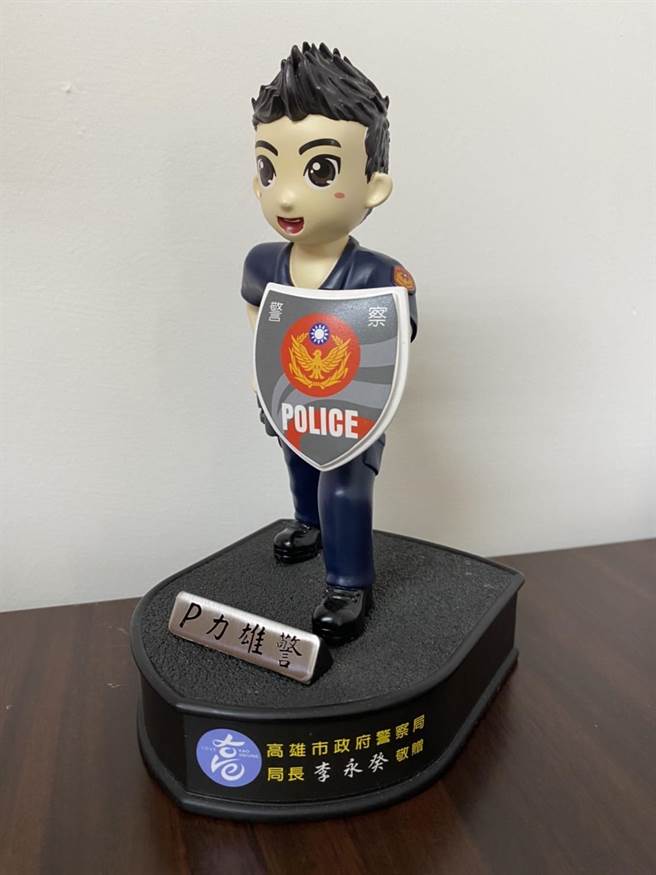 旧版「P力雄警」公仔手中拿盾牌和配枪，可爱中带有几分刑警形象。（石秀华摄）