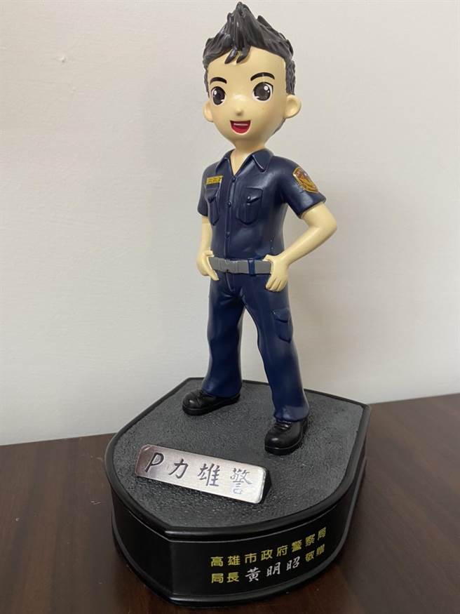 新版的「P力雄警」拿掉旧版公仔中手中所拿的盾牌和配枪，多了几分斯文气质。（石秀华摄）