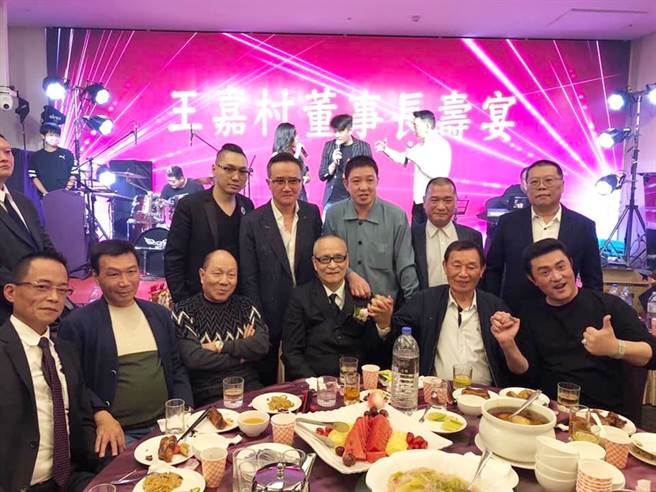 连千毅晒合照惊见男星李㼈（下排右1）。（图／翻摄自兰庭精品脸书）