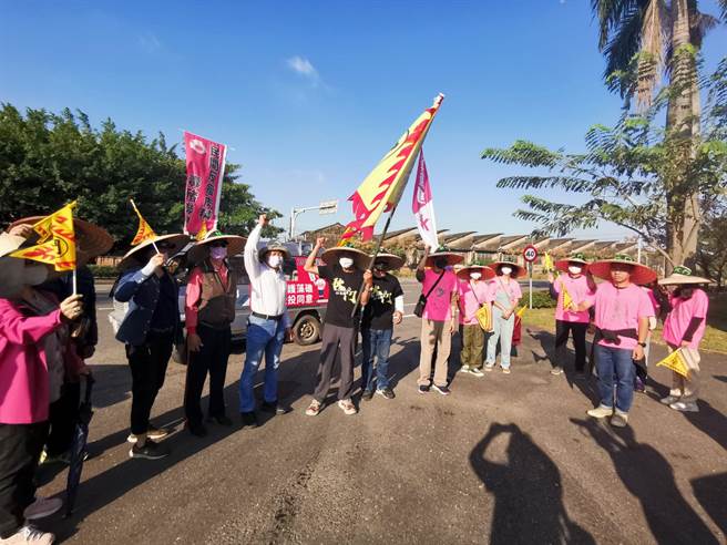 由民間團體發起的2021「秋鬥行腳」，19日早上8點集結於台南市官田區省道台1線旁隆田酒廠前，在高喊反獨裁、護民主、拚公投口號後出發。（劉秀芬攝）