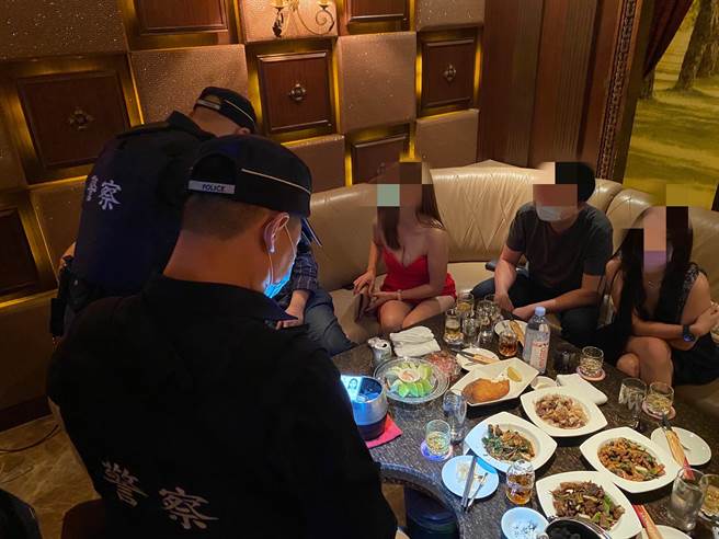 警第四分局指出，针对辖内易滋事之处所如酒店、夜店、KTV、不法分子易聚集场所实施密集扩大临检。（民眾提供／卢金足台中传真）