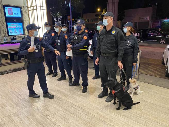 台中市警察局第四分局执行扫荡行动，清查工作人员及消费者身分，出动缉毒犬，机动查缉毒品、违禁物。（民眾提供／卢金足台中传真）
