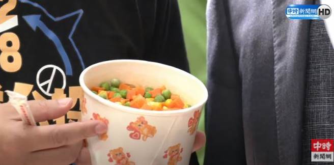 何志伟送罗智强三色豆。(取自中时新闻网直播)