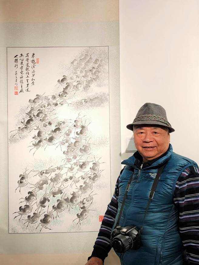 莊武男藝師平時也創作水墨畫、書法、陶板畫等作品，自學而成，帶入傳統彩繪元素，具強烈的個人風格。（新北市文化局提供）