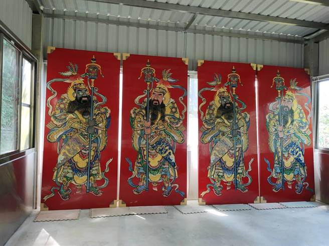 國立歷史博物館委託莊武男藝師修復門神彩繪。（新北市文化局提供）