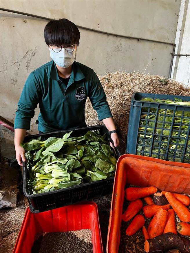 寿山动物园新添2名保育员，目前已完成报到训练中，纪姓女保育员负责饲料仓库区。（高巿府观光局提供／曹明正高雄传真）