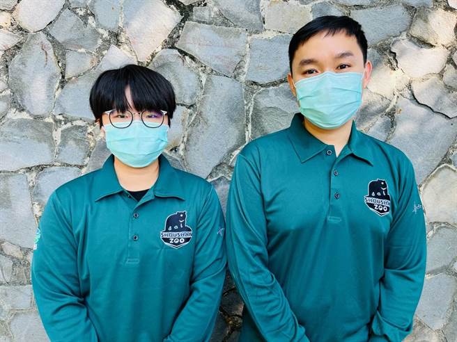 寿山动物园新添2名保育员，分别是纪姓女保育员（左）与篮姓保育员。（高巿府观光局提供／曹明正高雄传真）